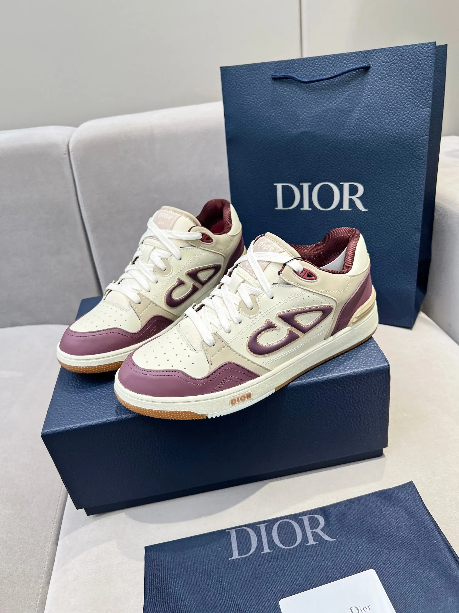 Men's Men's Shoes 💰600 Dior DiorB57 top version of low-top sneakers! ! ! Green with beige smooth first-layer cowhide, fully oiled edges, T men's shoes 💰U outsole.  The 2024 autumn men's wear series has made a wonderful debut, a new classic item launched by Dior. Crafted from smooth first-grain cow leather in vibrant green and beige, it's accented with tonal Oblique embossed labels on the sides. The distinctive laces of the same color match the color of the shoe body, and the opening and closing are decorated with various classic details on the tongue, sole and back side to enhance the style. The eyelet details, upper stitching and heel strip panels of the same color highlight the dynamic charm of its sports style. Exclusive two-color molded T men's shoes 💰U outsole is light, comfortable, non-slip and wear-resistant, the mesh lining and feet are customized with original colors, soft and breathable. Exquisite production technology highlights the grade, and can be matched with all kinds of clothing to create a refined look.